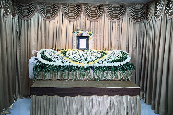 沈阳白事一条龙殡葬服务在逝者家中进行家庭灵堂布置