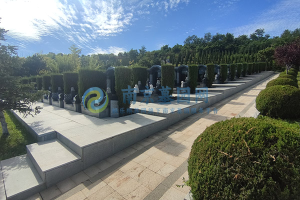 南京公墓墓地的景观设计与生态保护：在记忆与自然的交融中找到宁静